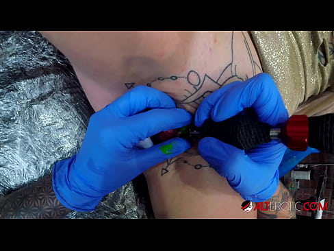 ❤️ Ekstreme tatuita varmulo Sully Savage ricevis tatuon sur sia klitoro ️ Malĉasuloj ĉe eo.dreamypassionjourney.ru